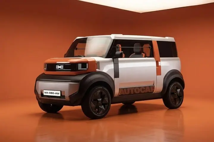 Gri renkli kompakt elektrikli Dacia Hipster modelinin stüdyo ortamındaki minimalist görünümü