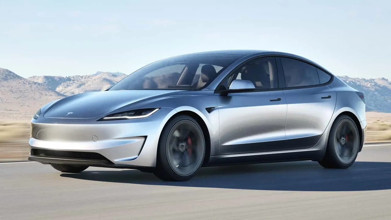Gri elektrikli sedan otomobil ve şarj portundan çıkan enerji aktarımını temsil eden minimalist stüdyo görseli