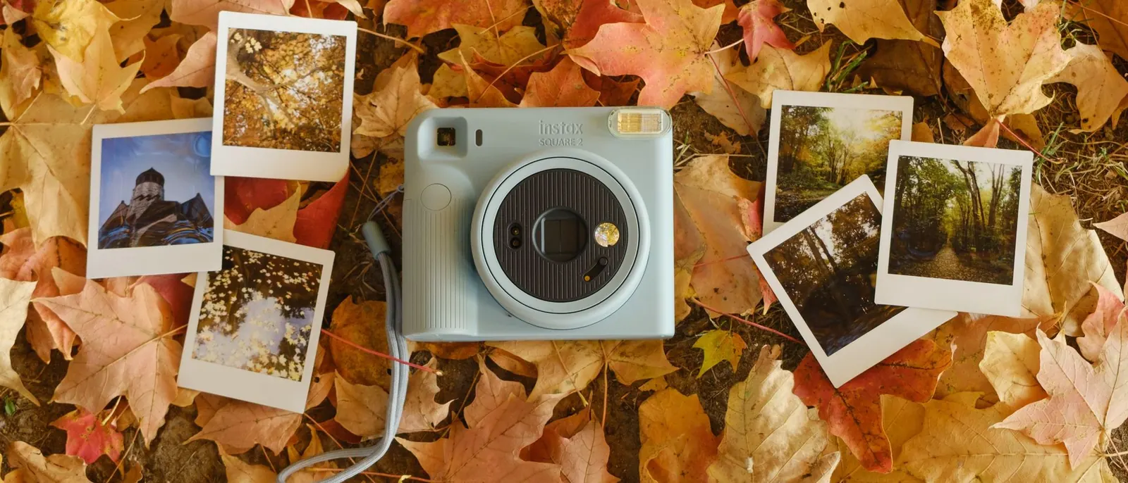 Sıcak ve soğuk ışık altında duran kare formdaki şipşak fotoğraf makinesi gövdesi
