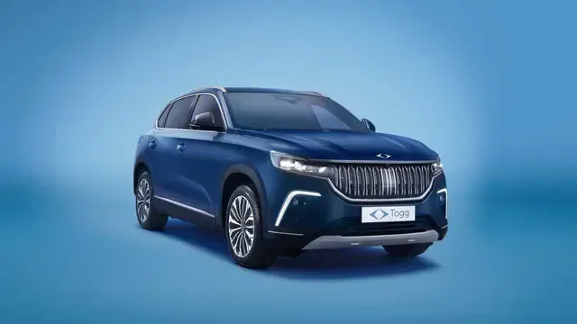 Stüdyo ortamında aydınlatılmış modern elektrikli otomobil silüeti