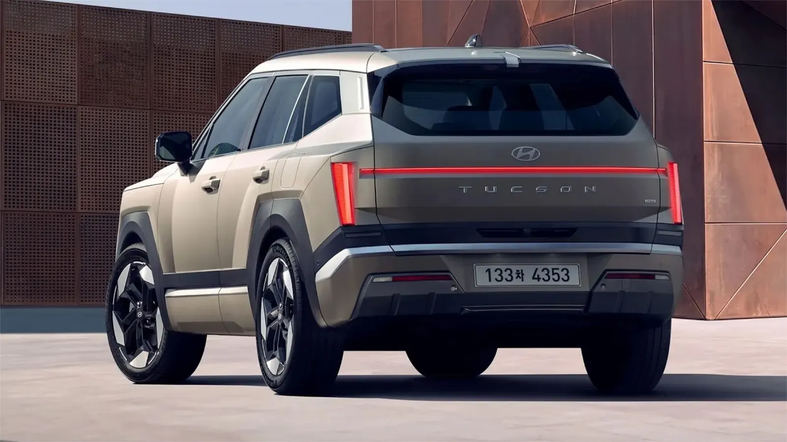 Gri renkli yeni Hyundai Tucson modelinin stüdyo ortamındaki görünümü