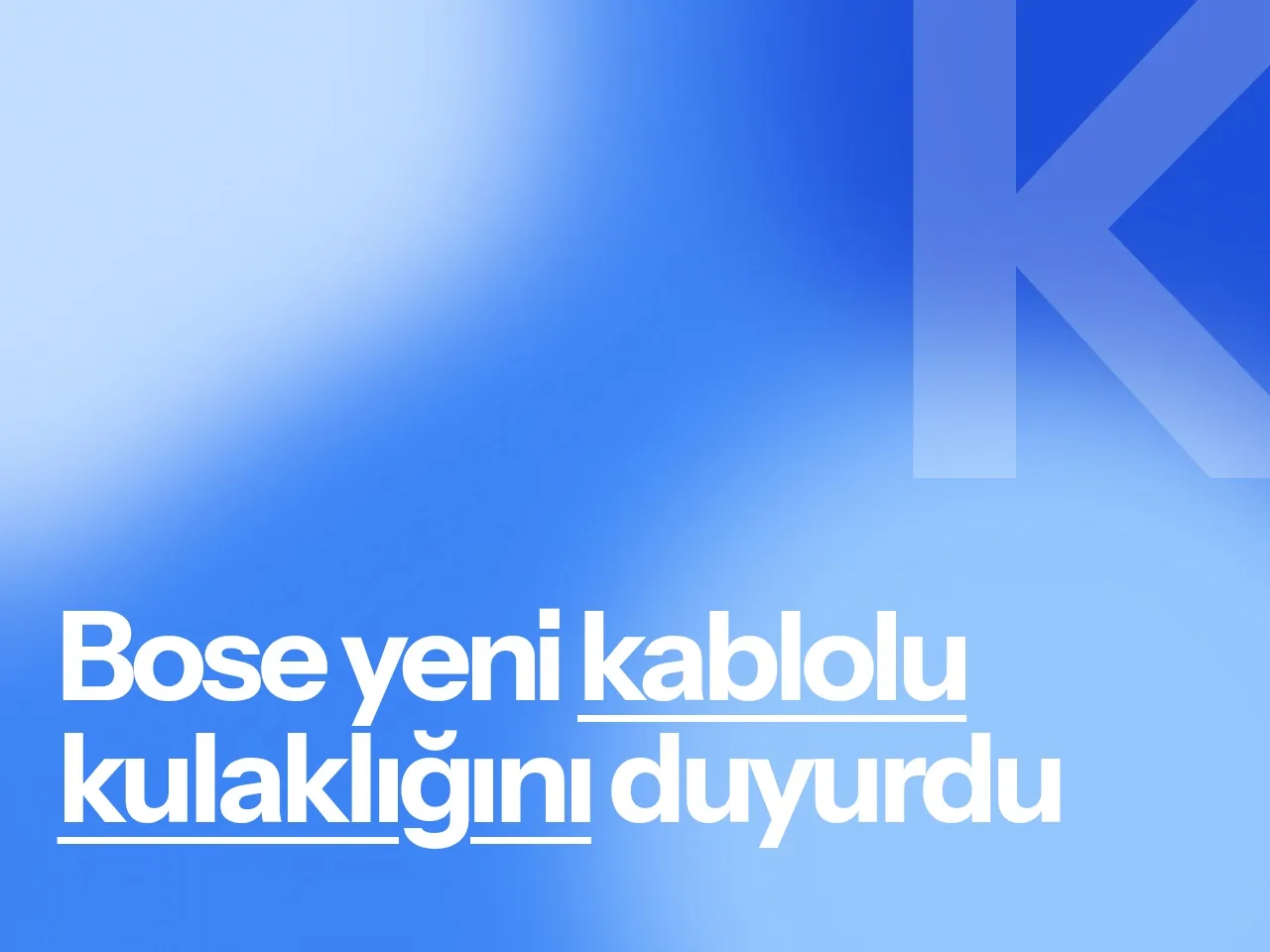 Gri taş zemin üzerinde duran siyah Bose kablolu kulaklık
