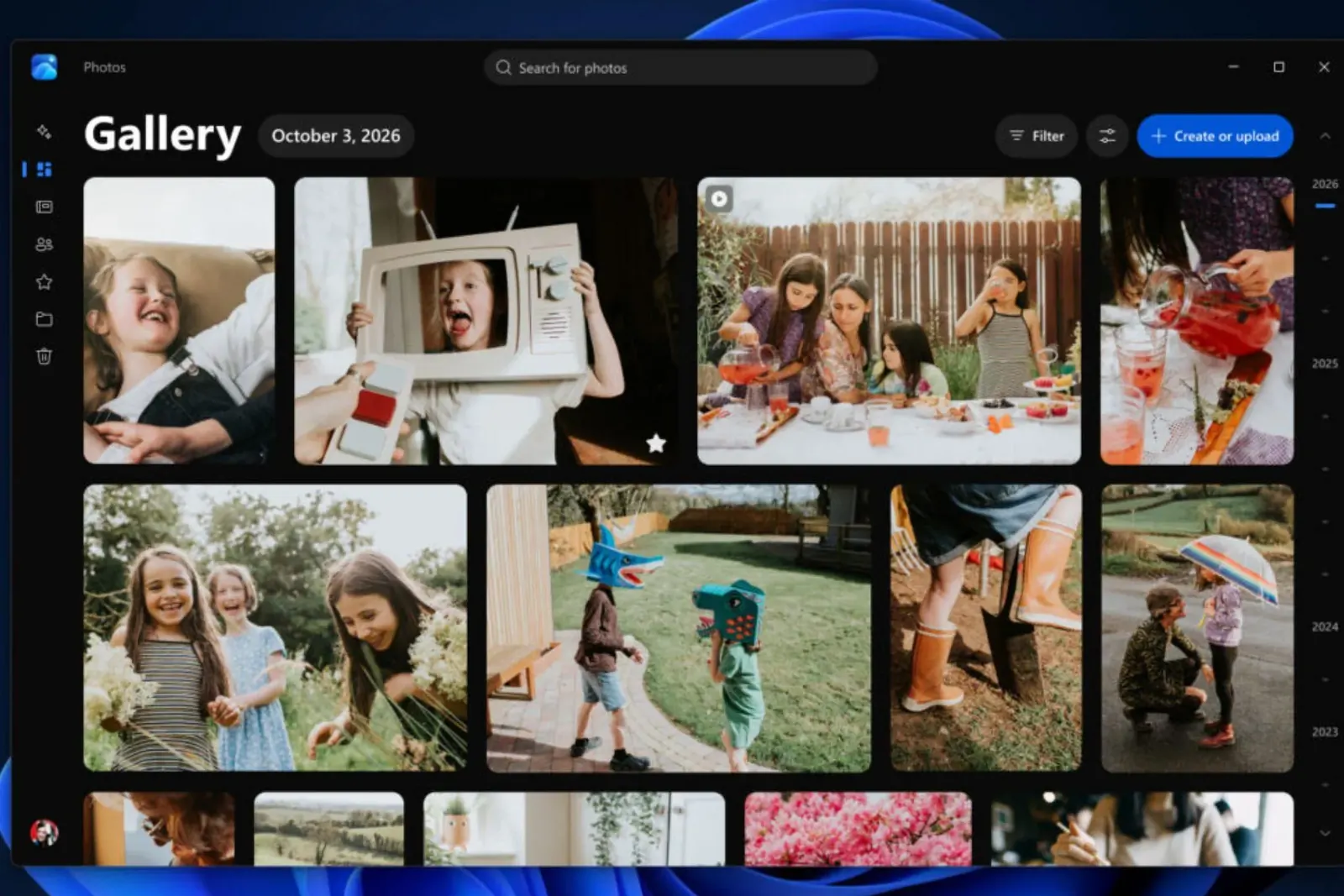 Saydam katmanlar halinde duran buzlu cam panelleri temsil eden Windows 11 Photos uygulaması görseli