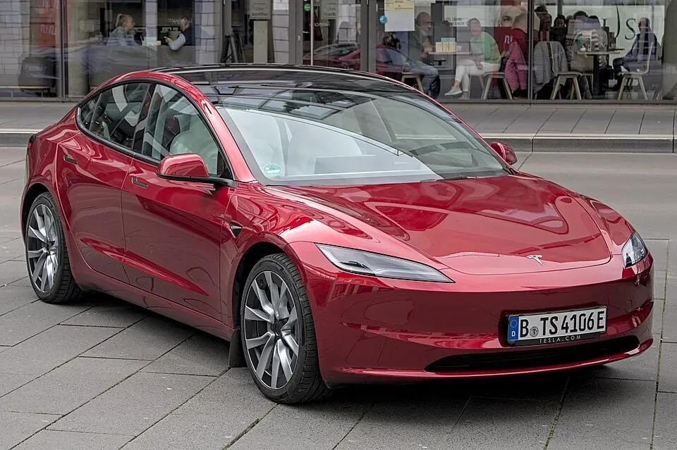 Tesla elektrikli otomobilin ev batarya sistemine bağlı olduğu şarj ve enerji aktarım görseli
