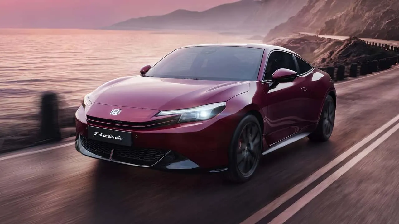 Koyu kırmızı renge sahip Honda Prelude Limited Edition modelinin stüdyo ortamındaki görünümü