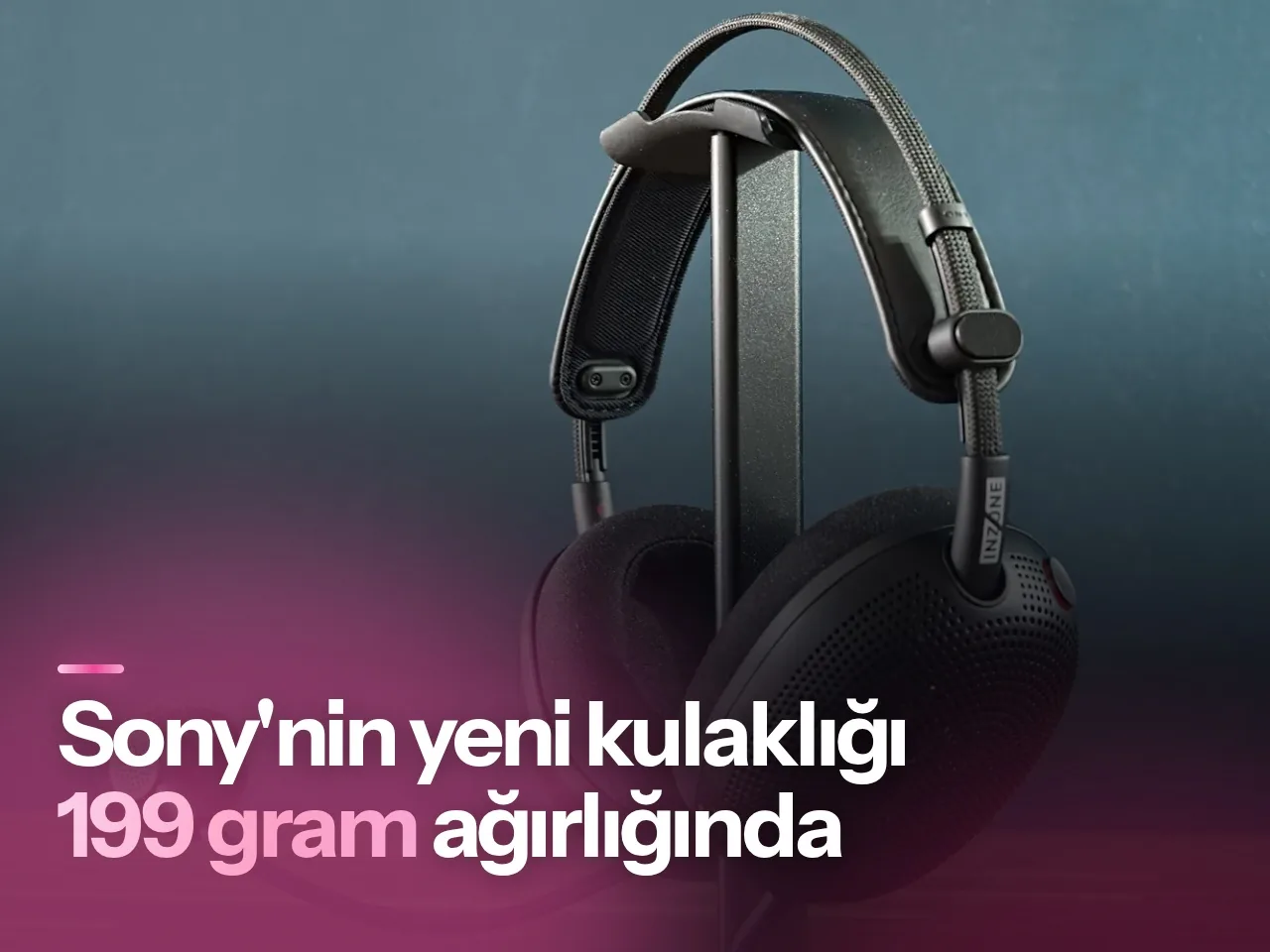 Delikli alüminyum kulak kapaklarına sahip gri InZone H6 Air oyuncu kulaklığı stüdyo ortamında sergileniyor