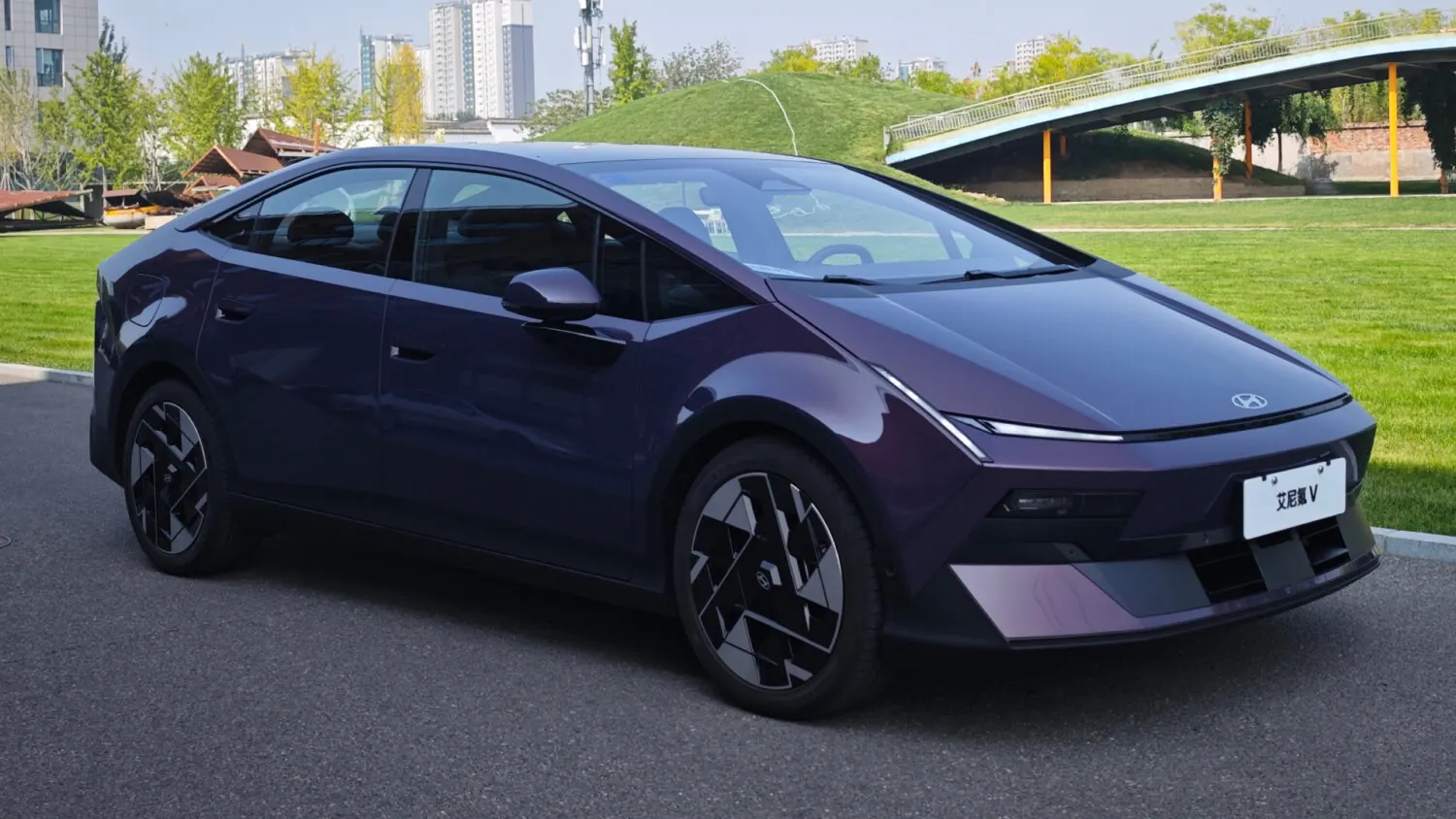 Hyundai Ioniq V elektrikli sedan modelinin stüdyo ortamındaki görünümü
