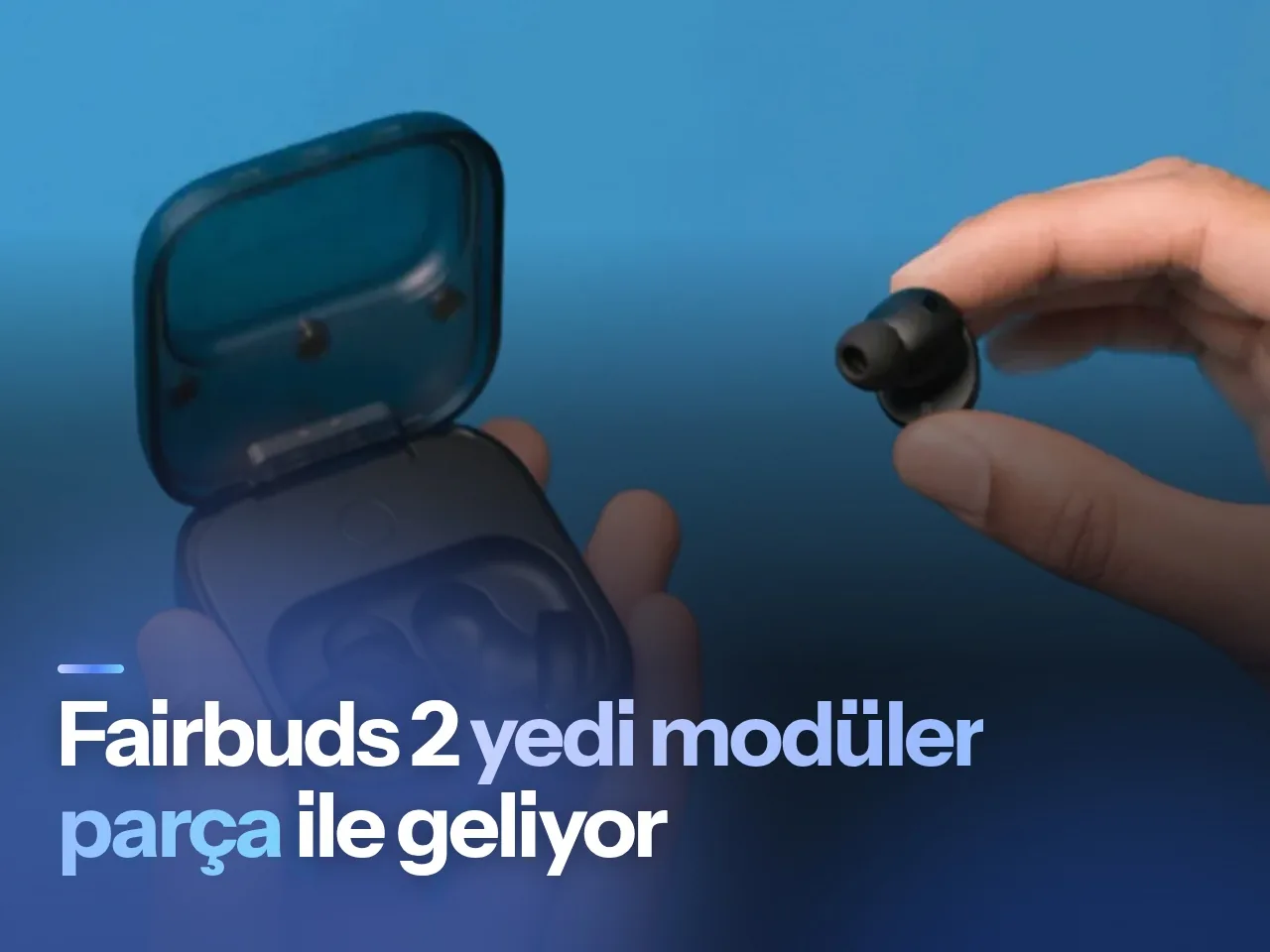 Gri arka plan üzerinde parçalarına ayrılabilen modüler tasarımlı Fairbuds 2 kulaklık