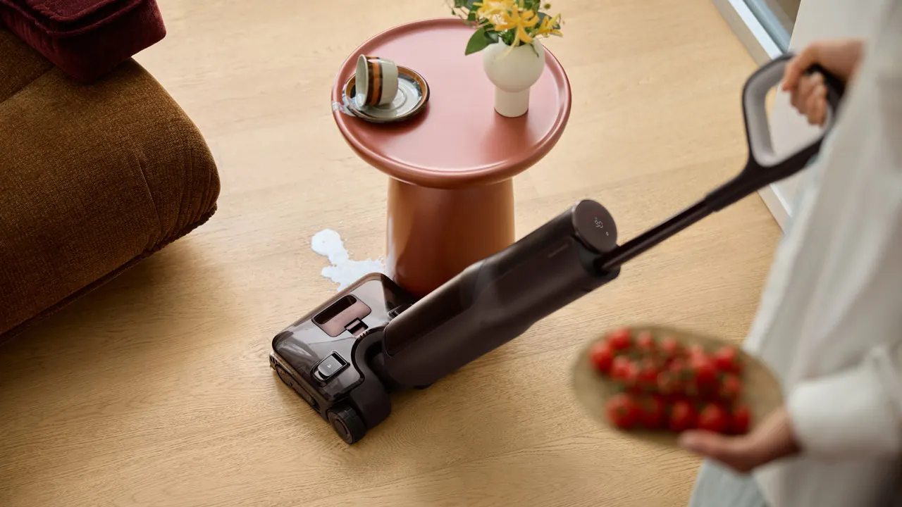 Roborock F25 Ultra Steam Gen 2 dikey süpürgenin stüdyo ortamındaki görünümü