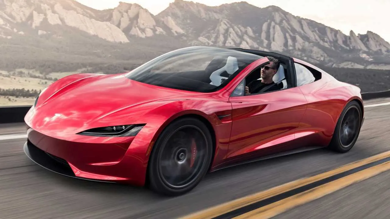 Tesla Roadster modelinin olumsuz hava koşulları nedeniyle ertelenen açık hava tanıtımını temsil eden karanlık bulutlu…