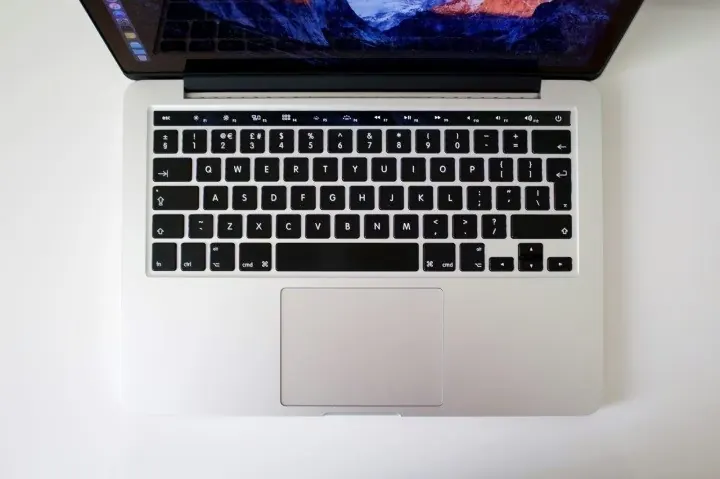 Dokunmatik ekranlı MacBook Pro için tasarlanmış minimalist metal gövde görseli