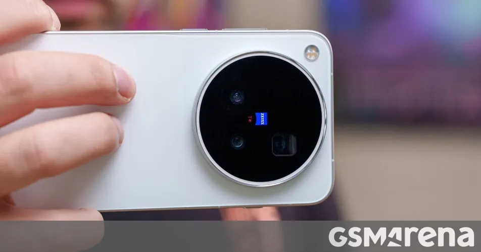 Gri arka plan üzerinde sergilenen vivo X500 Pro Max akıllı telefon ve kamera aksesuarları