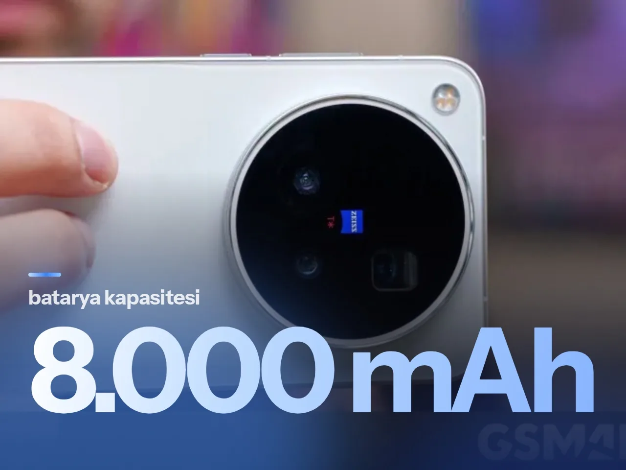 Gri arka plan üzerinde sergilenen vivo X500 Pro Max akıllı telefon ve kamera aksesuarları