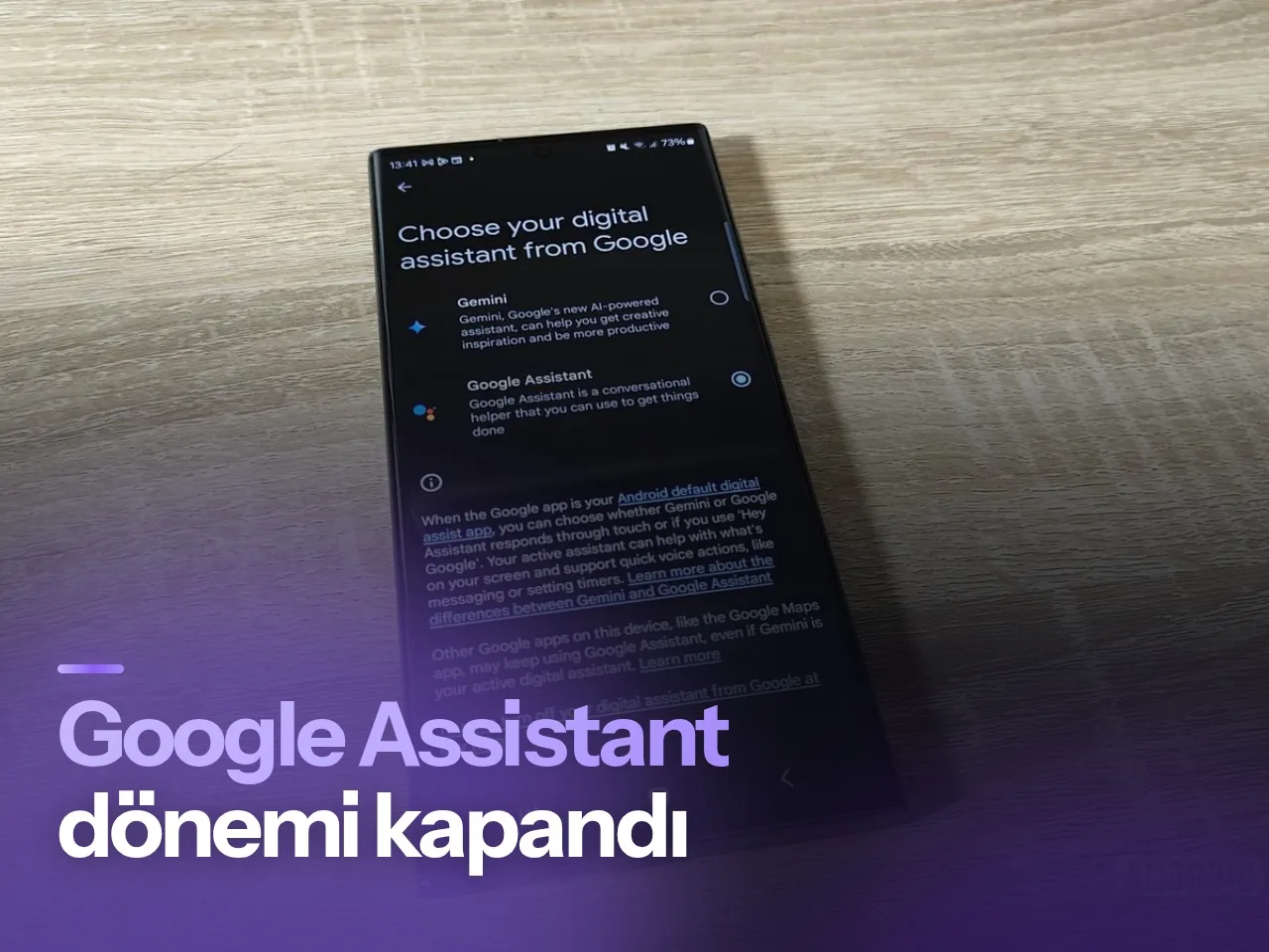 Karanlık bir yüzey üzerinde parlayan şık cam monolit