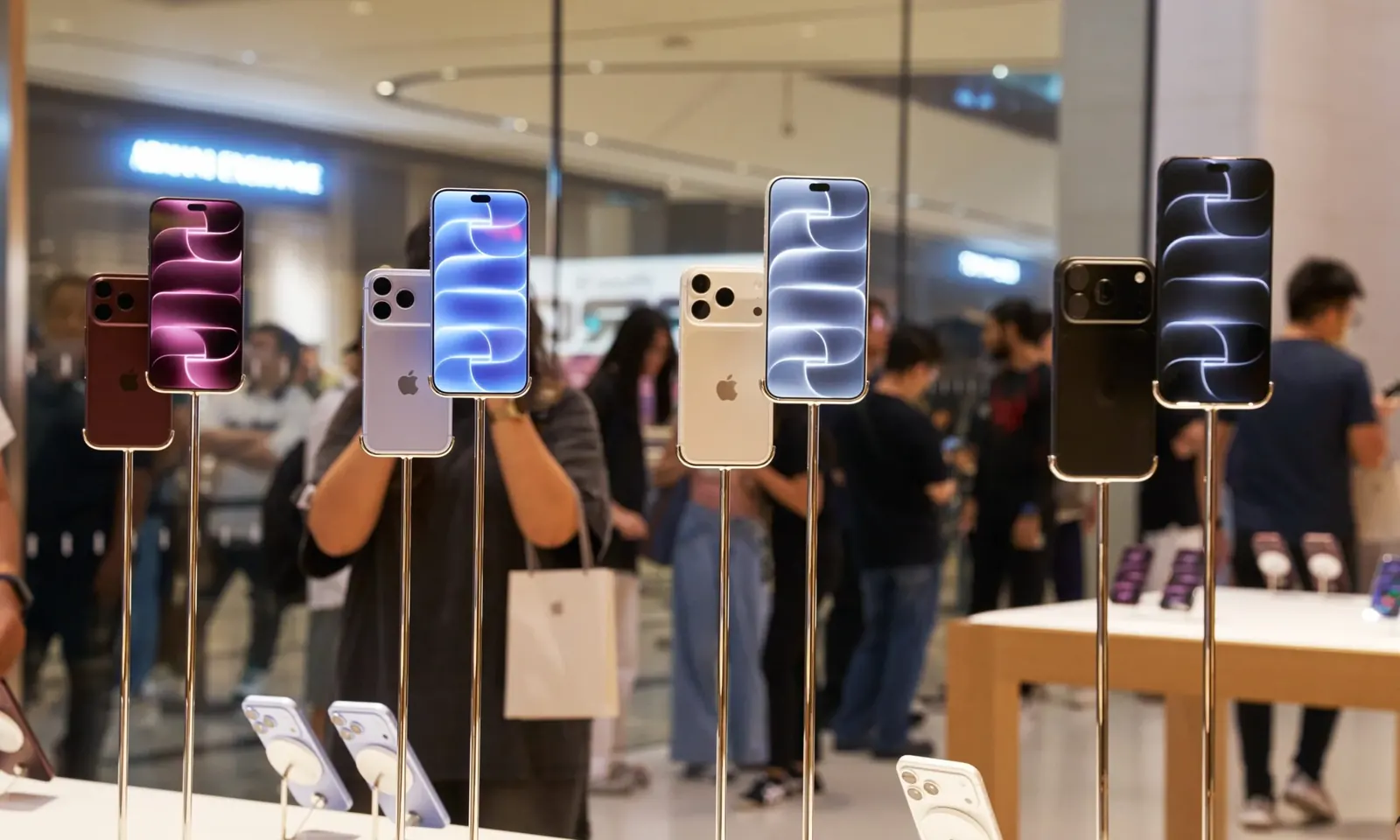 Minimalist stüdyo ortamında şeffaf cam cihaz silüeti ve teknolojik tasarım nesneleri