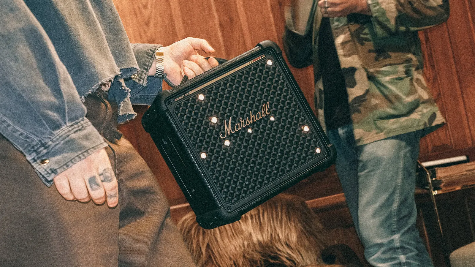 Marshall Bromley 150 siyah ve bronz detaylı taşınabilir parti hoparlörü stüdyo ortamında