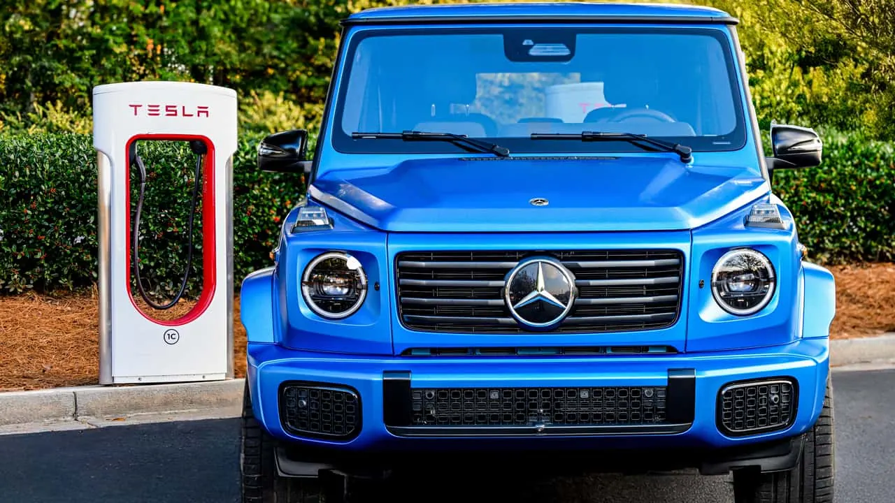 Gri renkli lüks elektrikli arazi aracının stüdyo ortamındaki görünümü