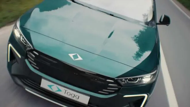 Koyu yeşil tonlarında tasarlanmış elektrikli otomobilin stüdyo ortamındaki görünümü