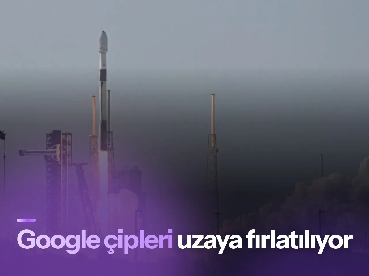 Karanlık bir zeminde hafifçe parlayan şeffaf cam küp, uzaya gönderilen yapay zeka çiplerini temsil ediyor