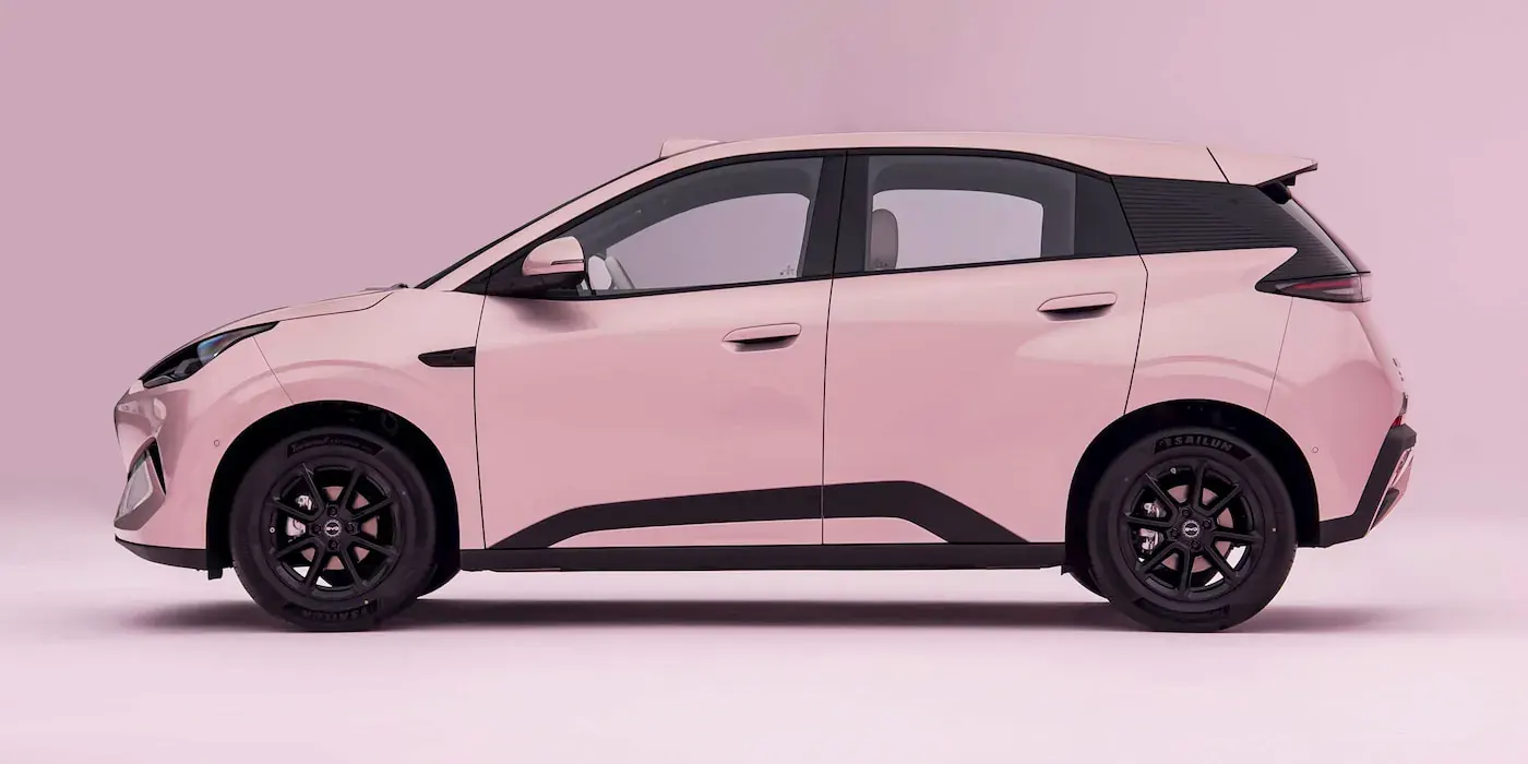 Matte beyaz seramikten yapılmış kompakt elektrikli hatchback otomobil stüdyo ortamında