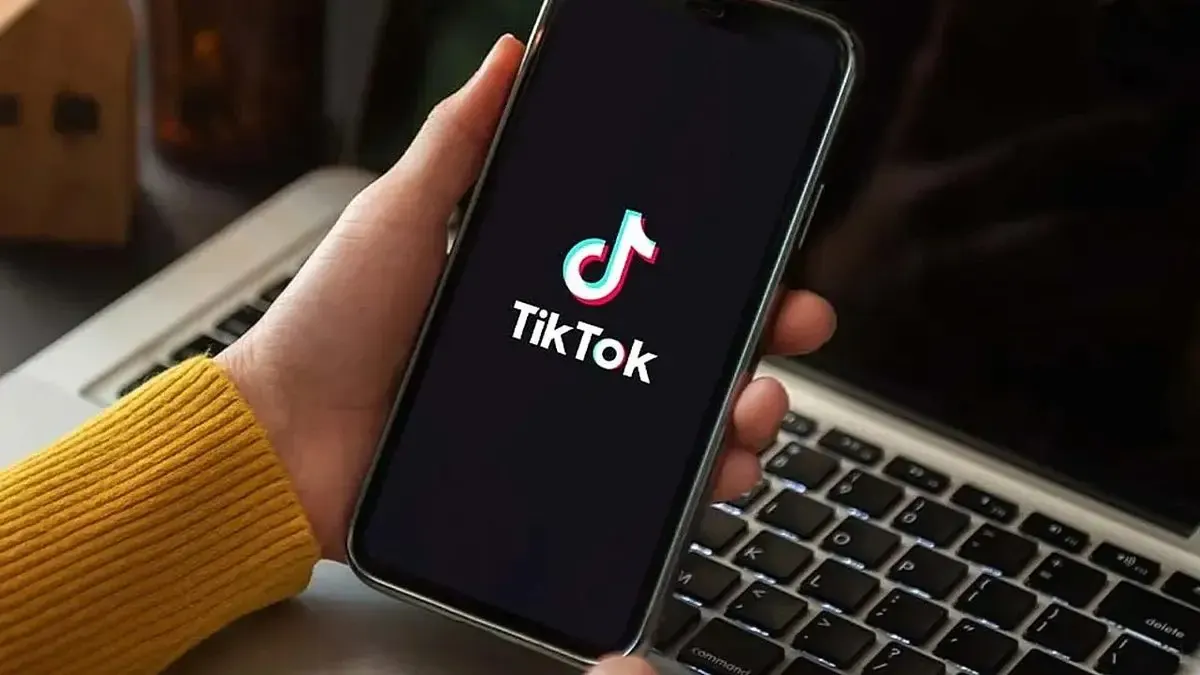 Akıllı telefon ekranında beliren zamanlayıcı ikonu ve kum saati görseli