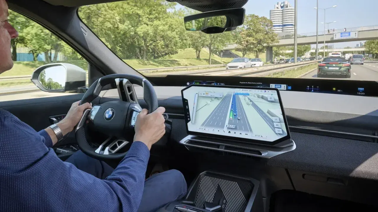 BMW Maps with Driver Assistance 3D navigasyon arayüzünü temsil eden minimalist araç içi ekran görseli