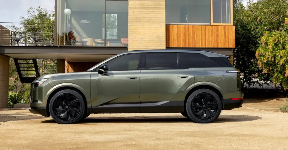Stüdyo ortamında sergilenen gri elektrikli Lexus TZ SUV modelinin profilden görünümü