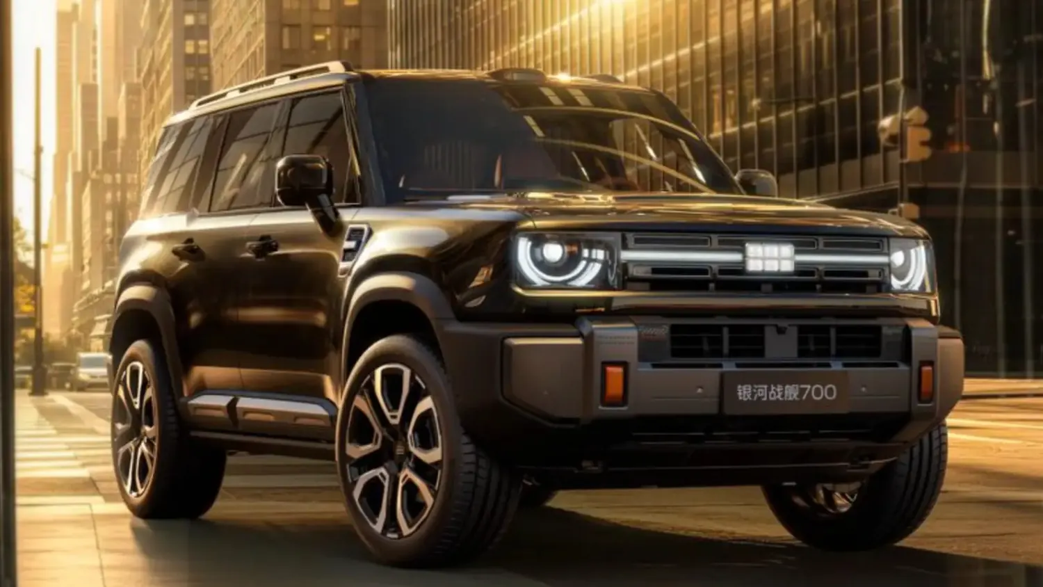 Gri renkli off-road aracının stüdyo ortamındaki görünümü