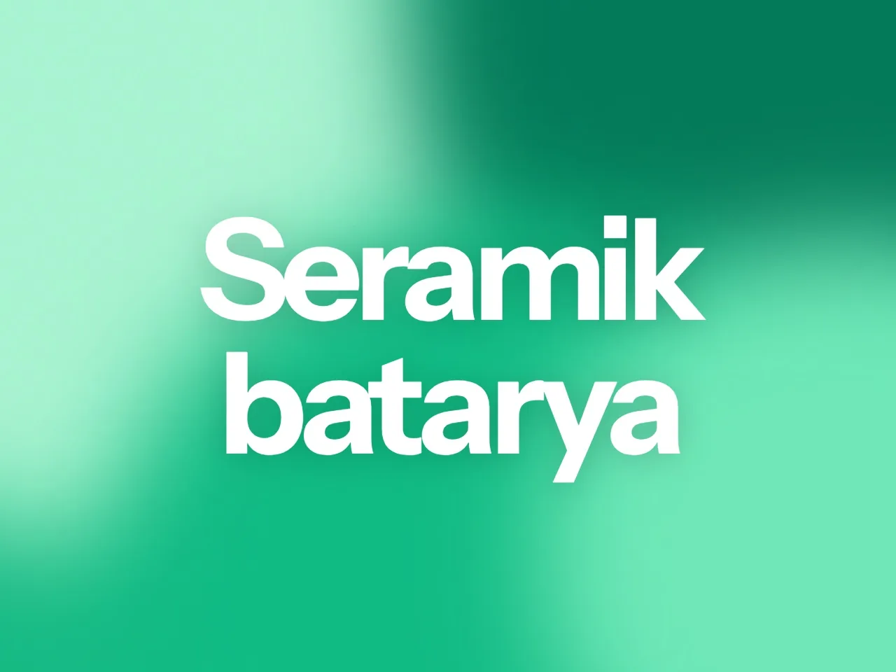 Koyu zemin üzerinde duran pürüzsüz kavisli seramik disk ve etrafındaki metalik parçacıklar