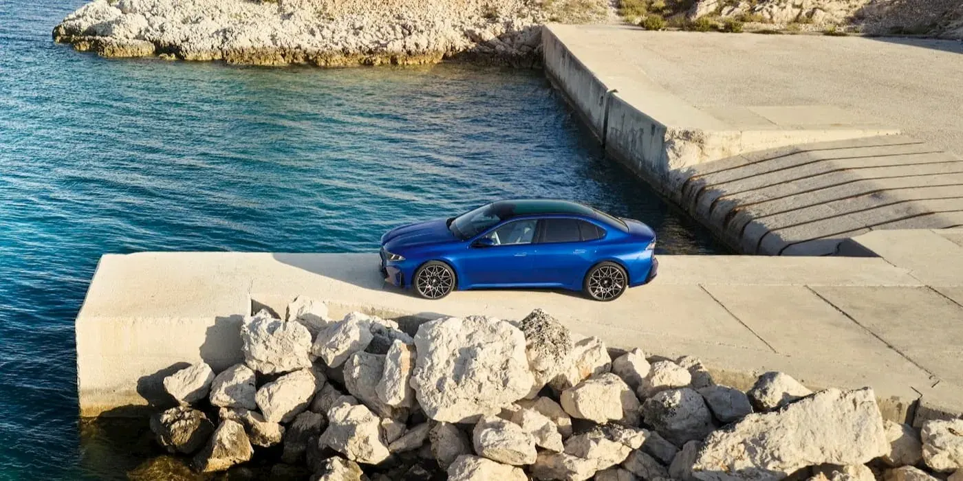 BMW'nin yeni uygun fiyatlı elektrikli otomobil modelini temsil eden stüdyo ortamındaki minimalist tasarım objesi