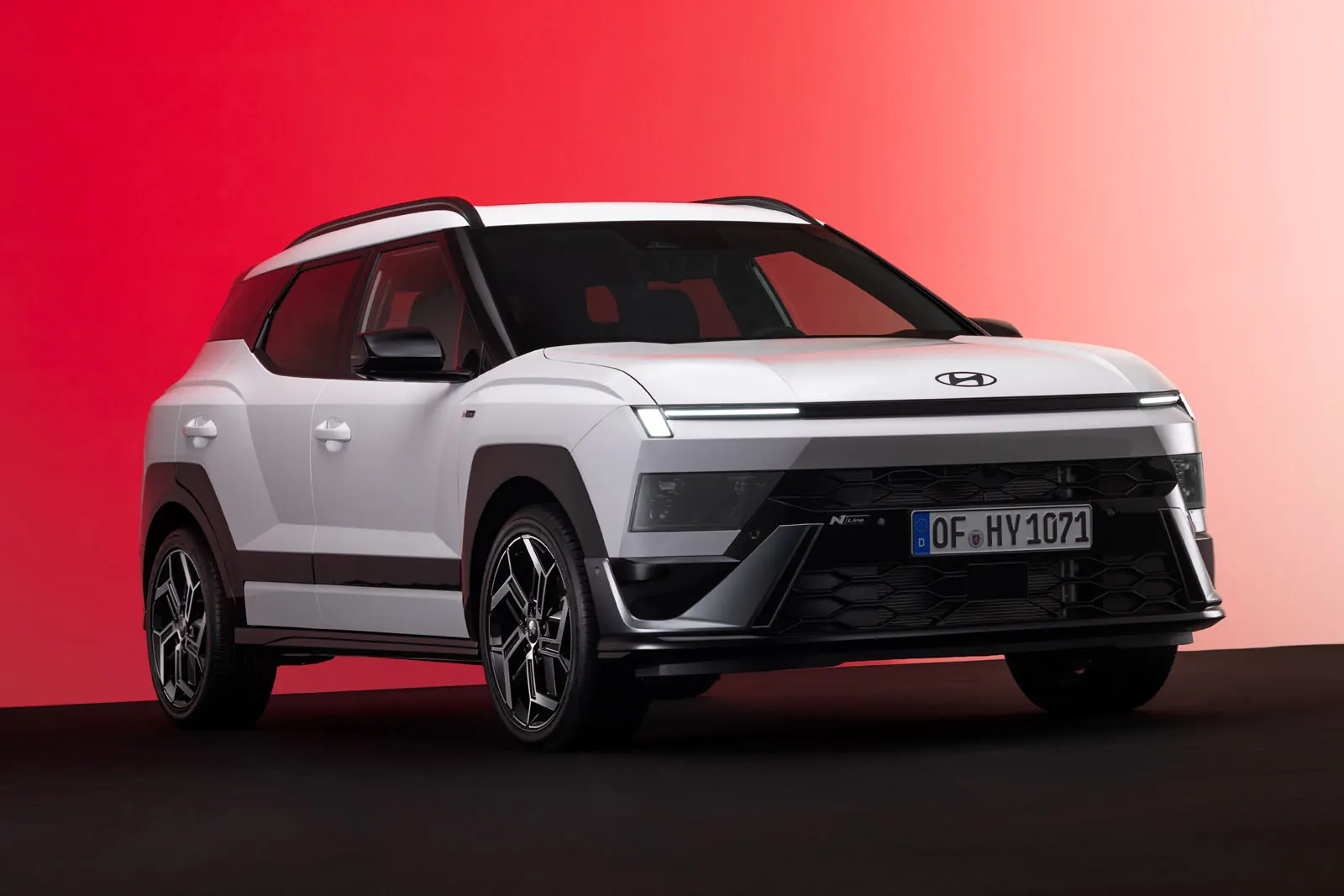 Gri tonlarında modern bir SUV modelini temsil eden mat çelik ve buzlu camdan heykelimsi otomobil maketi