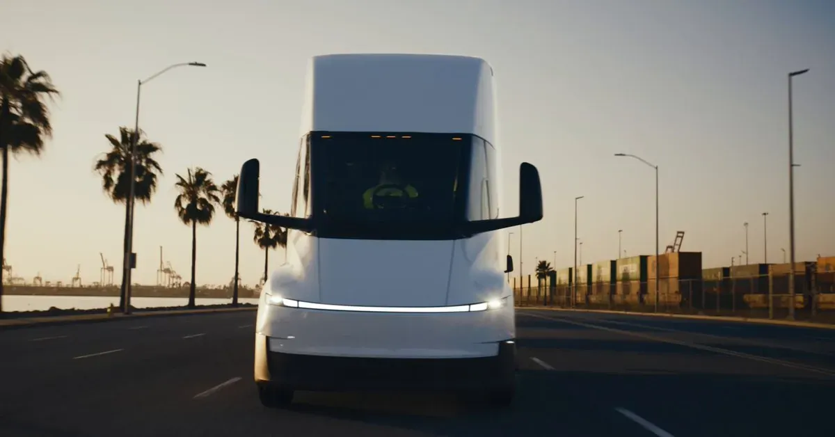 Gri renkli Tesla Semi elektrikli tır stüdyo ortamında sergileniyor