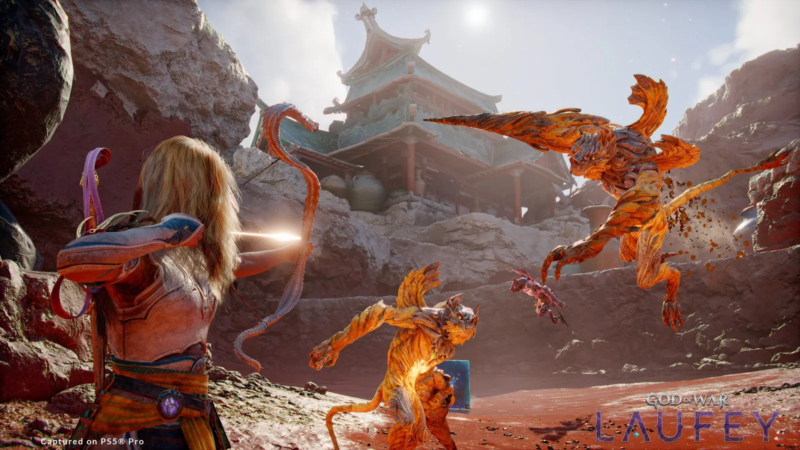 Buzlu camdan yapılmış heykelimsi bir bıçağın yer aldığı God of War Laufey temalı stüdyo görseli