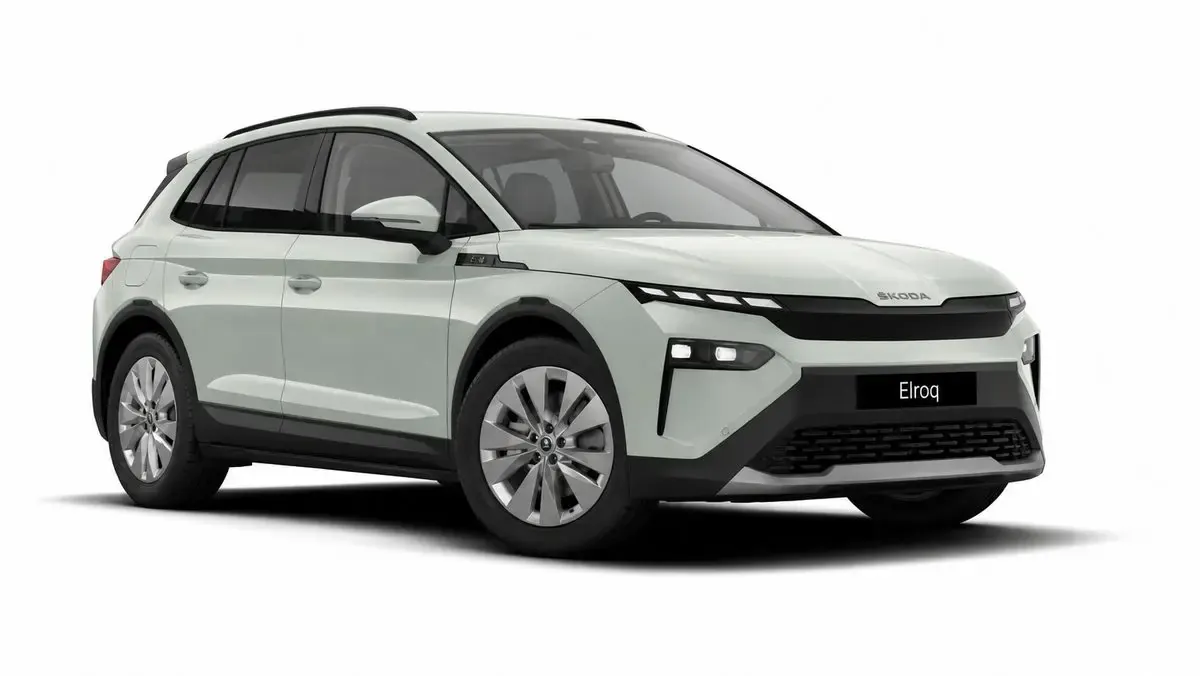 Modern bir elektrikli otomobilin stüdyo ortamındaki minimalist görünümü