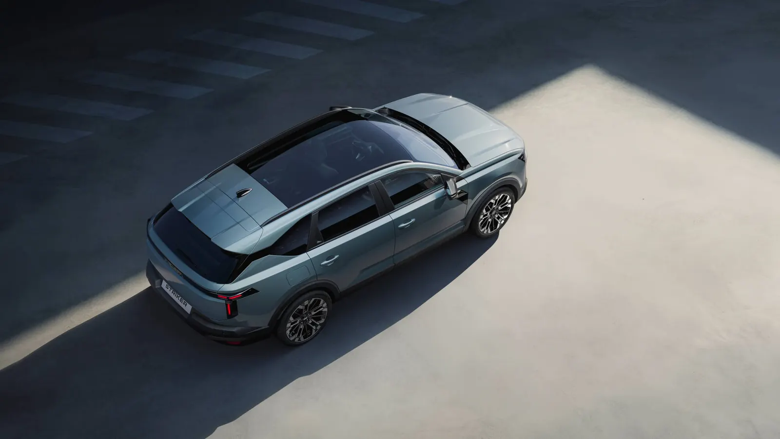 Gri renkli Dacia Striker modelinin minimalist stüdyo ortamındaki görünümü