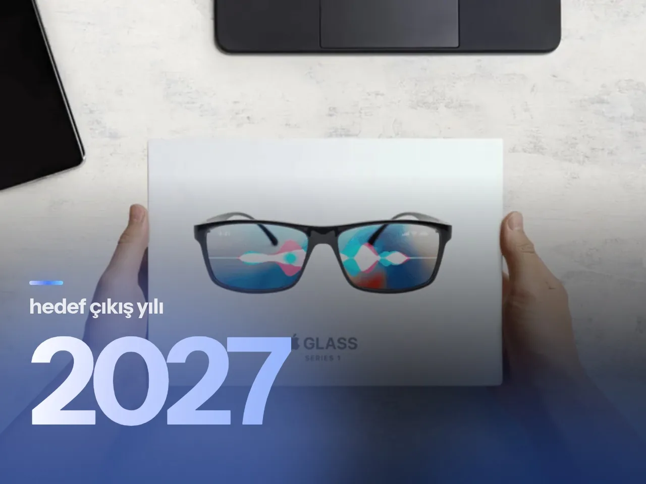 Mat siyah zemin üzerinde duran şeffaf buzlu camdan ince akıllı gözlük çerçevesi.