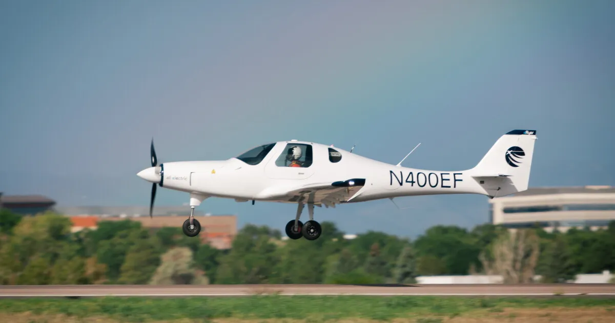 Gri ve beyaz tonlarında tasarlanmış eFlyer 2 elektrikli eğitim uçağının stüdyo ortamındaki görünümü