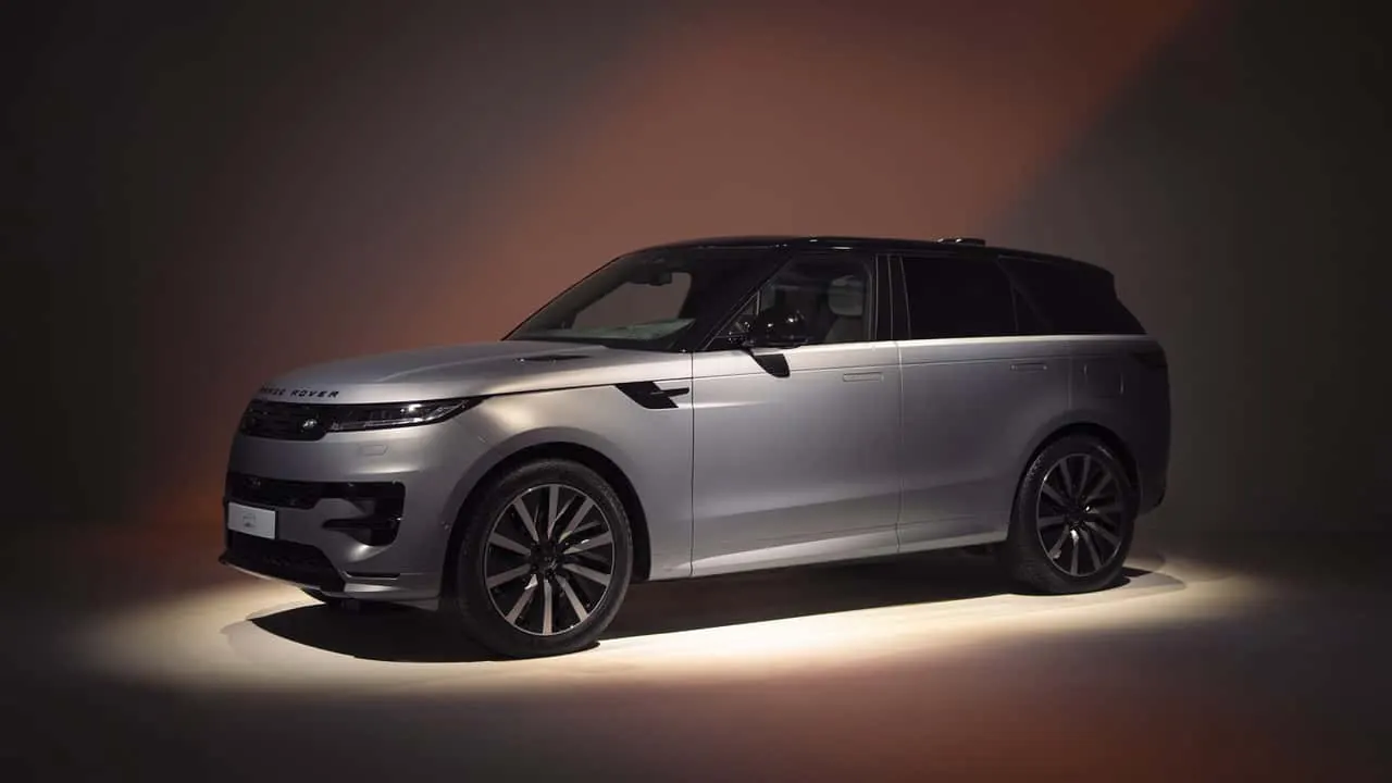 Stüdyo ortamında sergilenen siyah lüks elektrikli SUV modelinin yan profili
