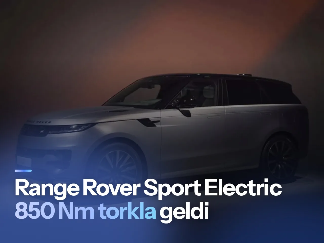 Stüdyo ortamında sergilenen siyah lüks elektrikli SUV modelinin yan profili