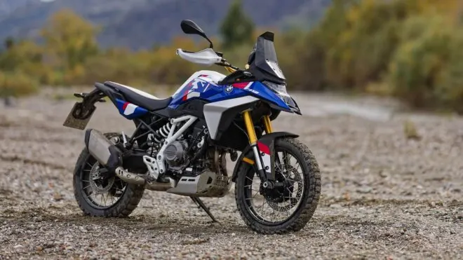 Gri tonlarında stüdyo ortamında sergilenen yeni BMW F 450 GS motosiklet