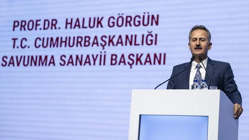 Gri metalik jet uçağı modelinin stüdyo ortamındaki sergilenme anını temsil eden minimal görsel