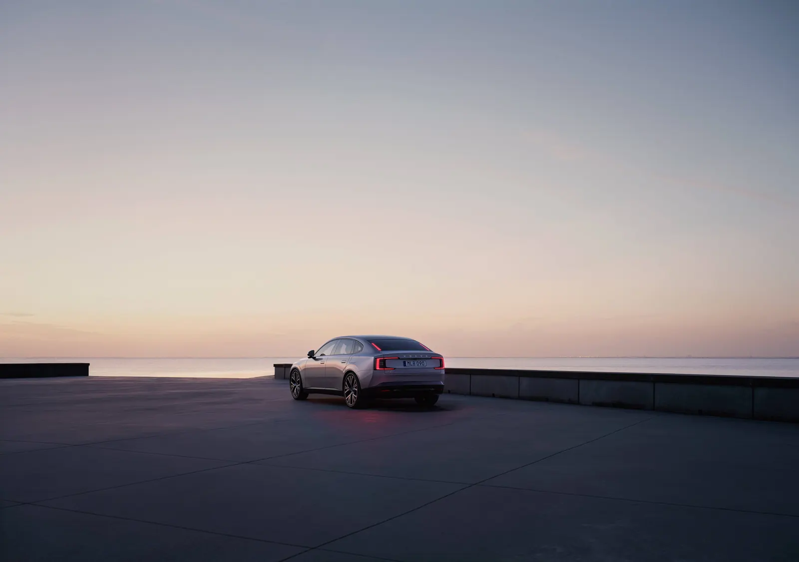 Volvo ES90 modelinin stüdyo ortamındaki profesyonel fotoğrafı